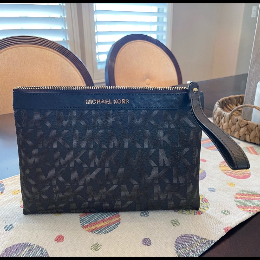 Large Michael Kors Clutch/Wristlet-Beautiful